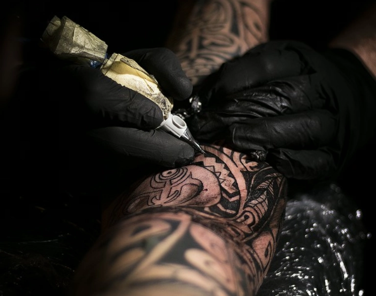 robienie tatuażu